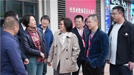 【政企攜手，共繪發(fā)展藍(lán)圖】區(qū)人大常委會(huì)蒞臨我司，共探企業(yè)發(fā)展新篇章